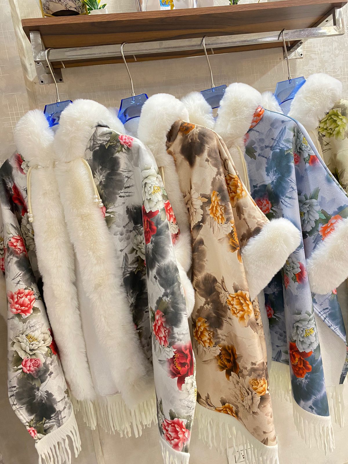 Beautiful Floral Print Cape FT183