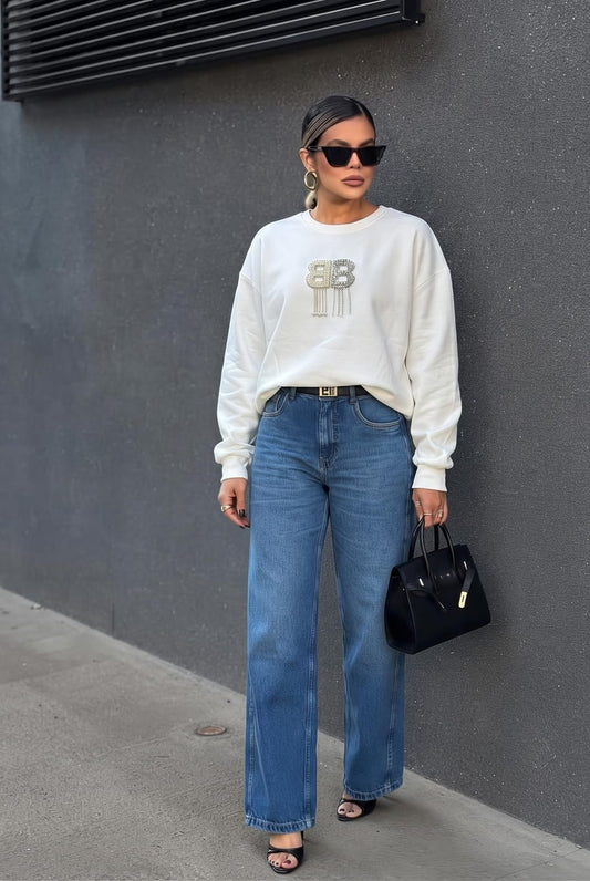 Elegant crewneck sweatshirt featuring a prominent double-B crystal and pearl-embellishement FT961