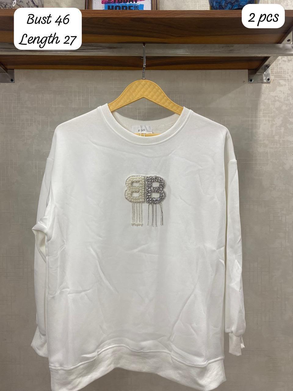 Elegant crewneck sweatshirt featuring a prominent double-B crystal and pearl-embellishement FT961