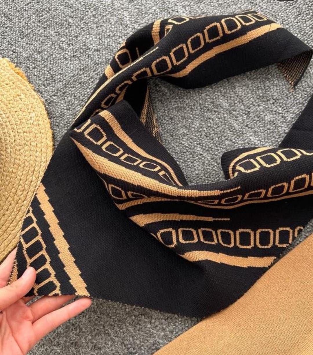 Two Tone Woolen Knit Set With Contrast Scarf FT410