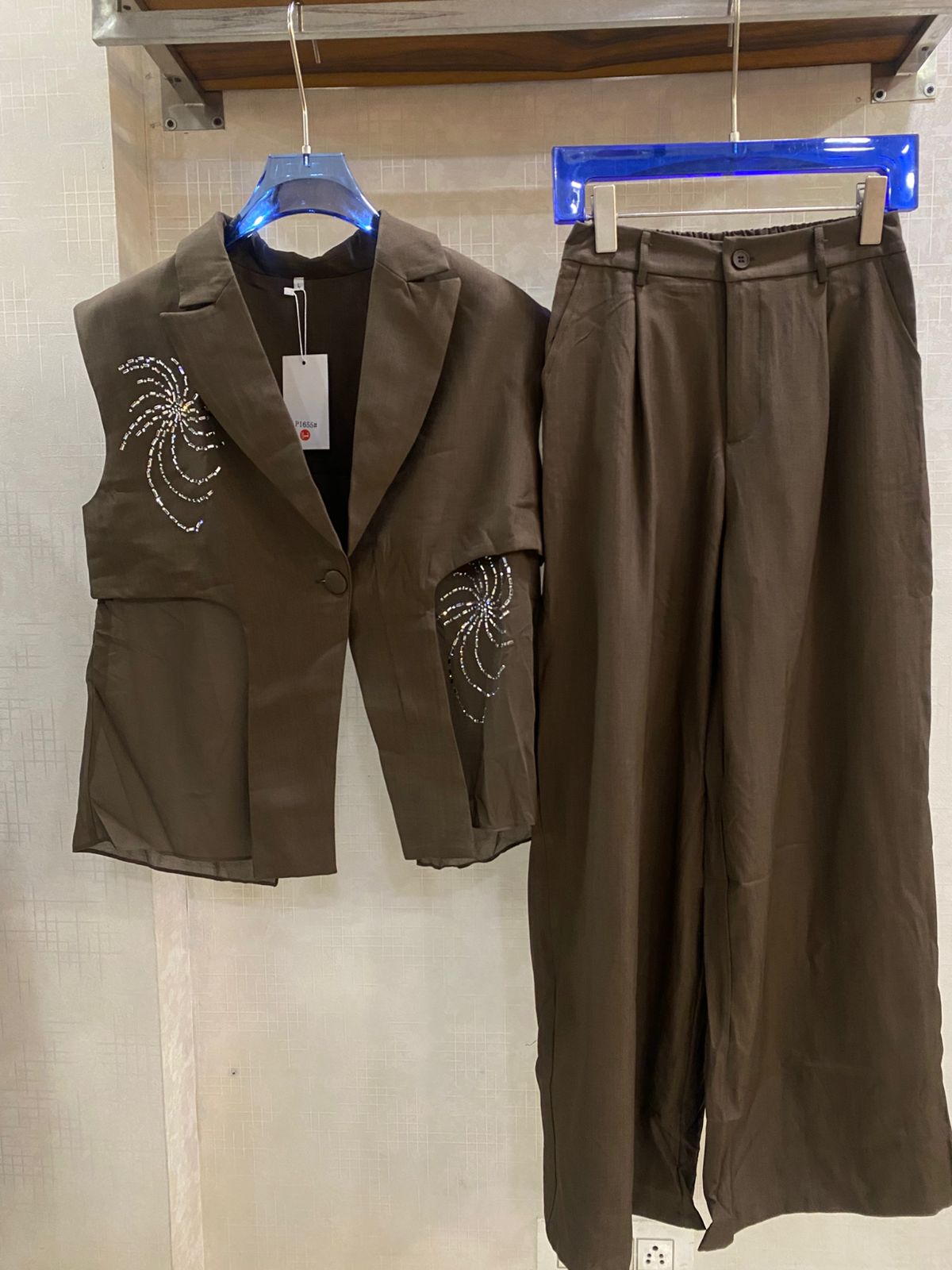 Embellished Sleeveless Blazer Set FT821