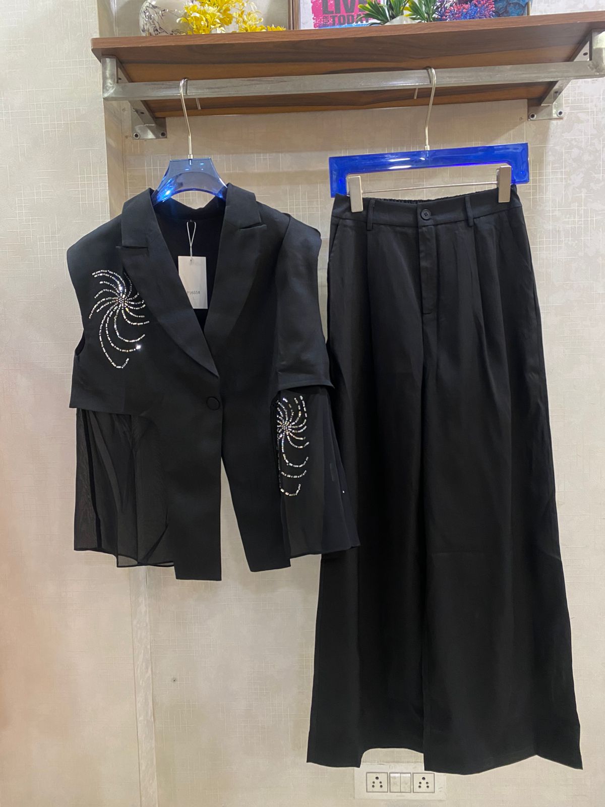 Embellished Sleeveless Blazer Set FT821