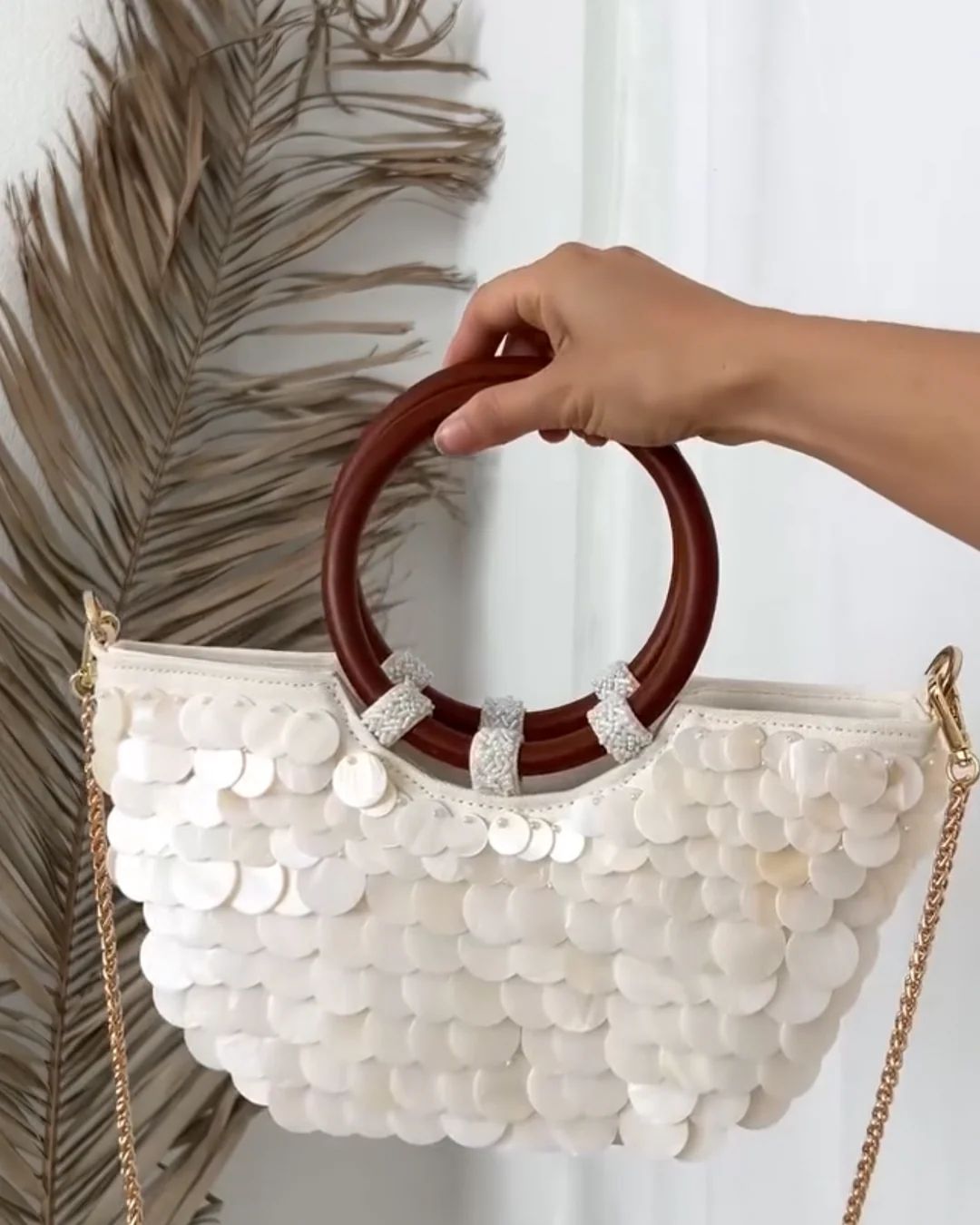 Intricate Seashell Appliqué Detailing Bag With Wooden Circular Handle FT923
