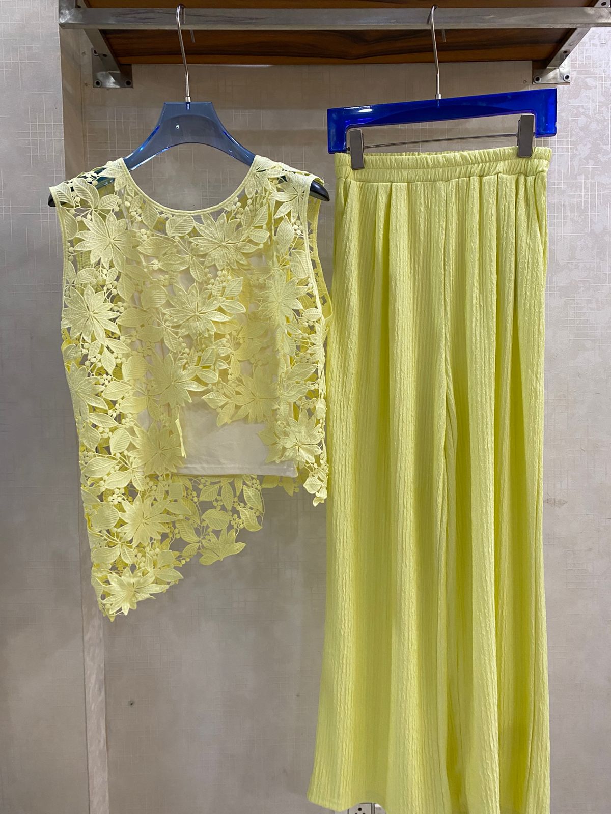 Sleeveless Lace Top With Inner And Pant Set FT931