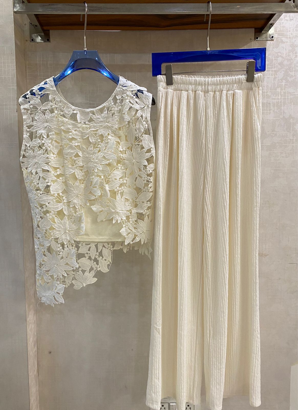 Sleeveless Lace Top With Inner And Pant Set FT931