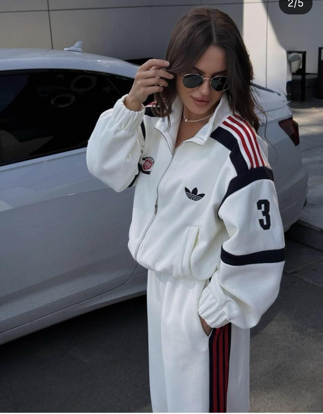 Beautiful Premium zip-up tracksuit featuring contrasting red and white shoulder and side stripes and classic logo FT946