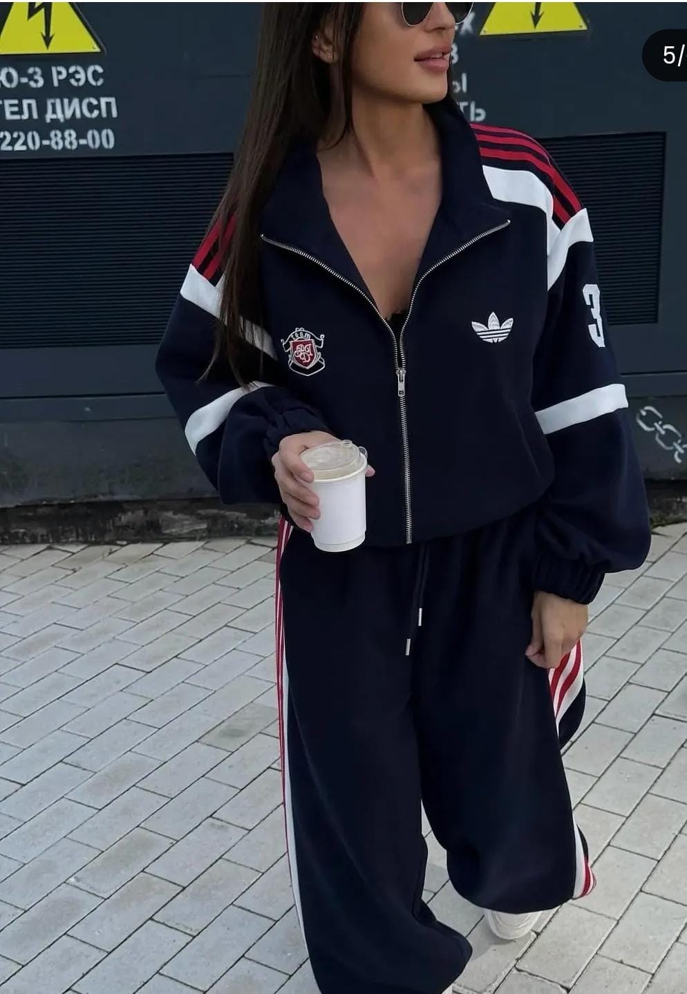 Beautiful Premium zip-up tracksuit featuring contrasting red and white shoulder and side stripes and classic logo FT946