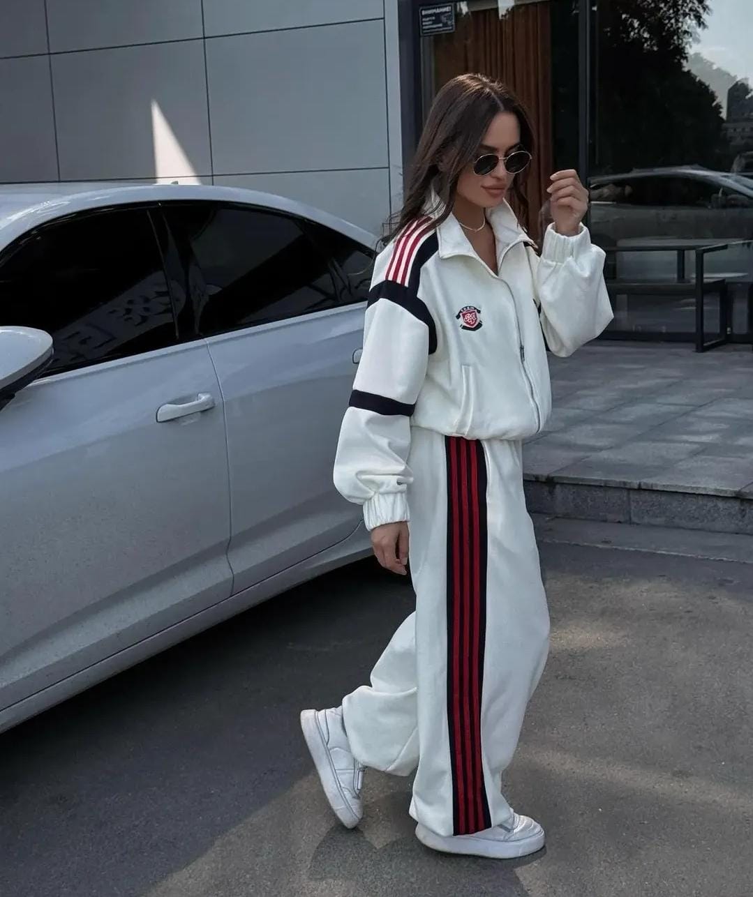 Beautiful Premium zip-up tracksuit featuring contrasting red and white shoulder and side stripes and classic logo FT946
