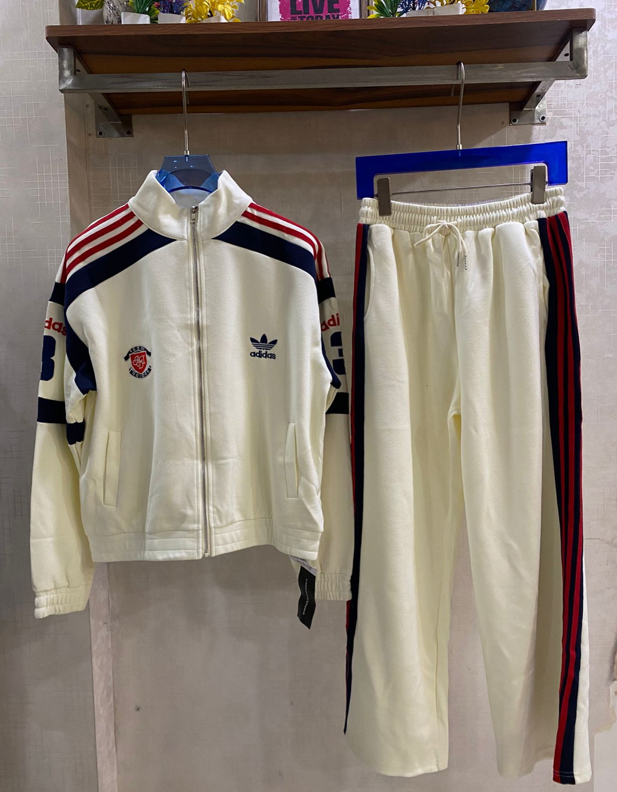 Beautiful Premium zip-up tracksuit featuring contrasting red and white shoulder and side stripes and classic logo FT946