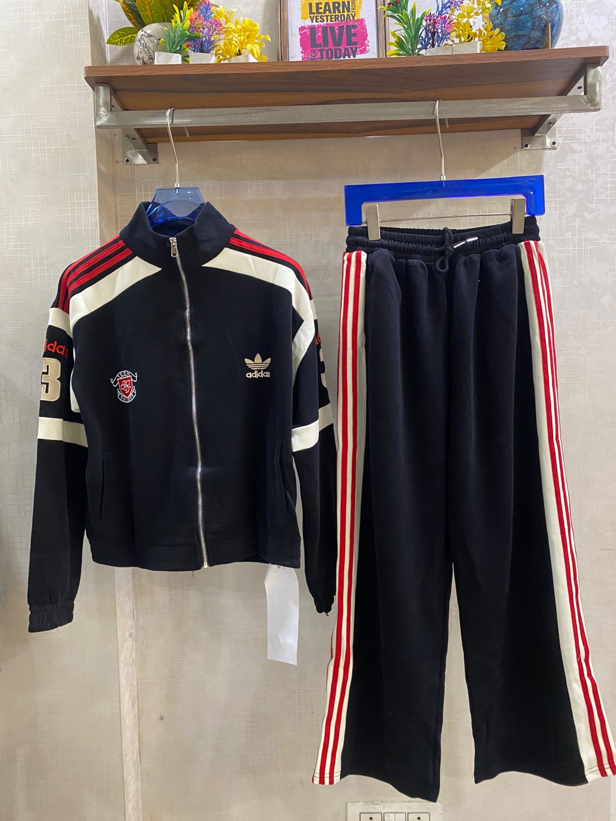 Beautiful Premium zip-up tracksuit featuring contrasting red and white shoulder and side stripes and classic logo FT946