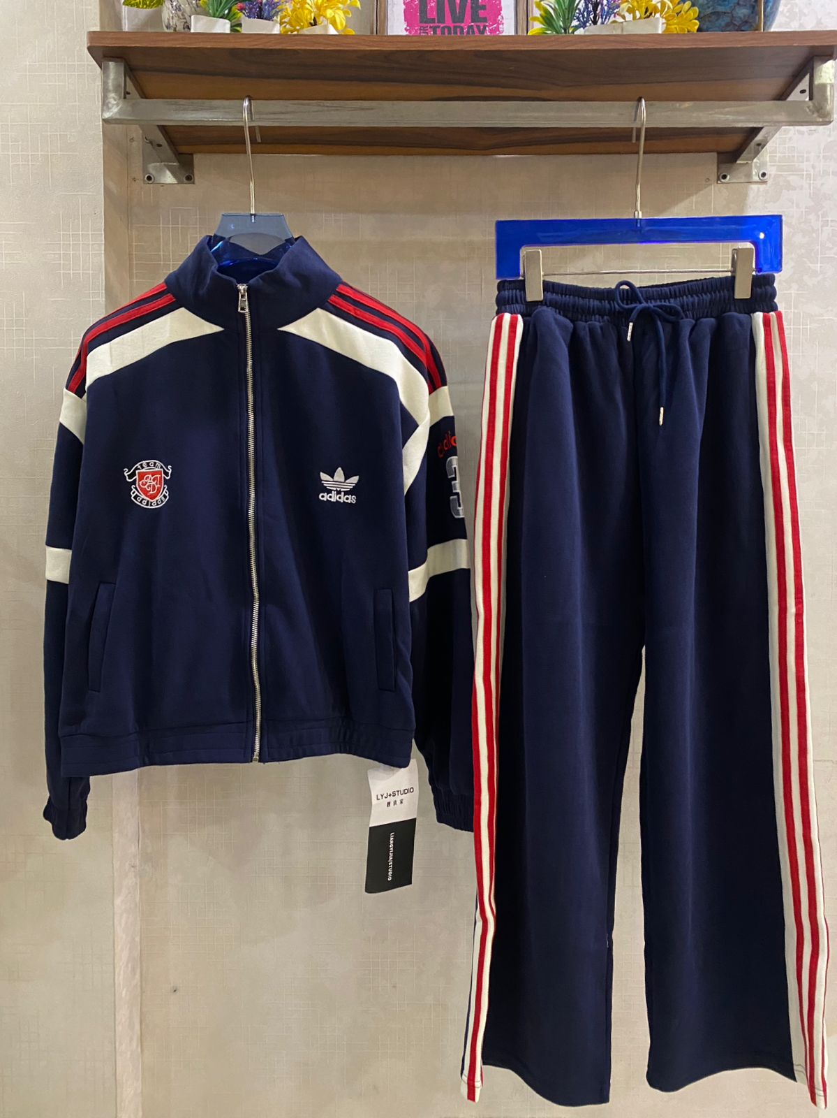 Beautiful Premium zip-up tracksuit featuring contrasting red and white shoulder and side stripes and classic logo FT946