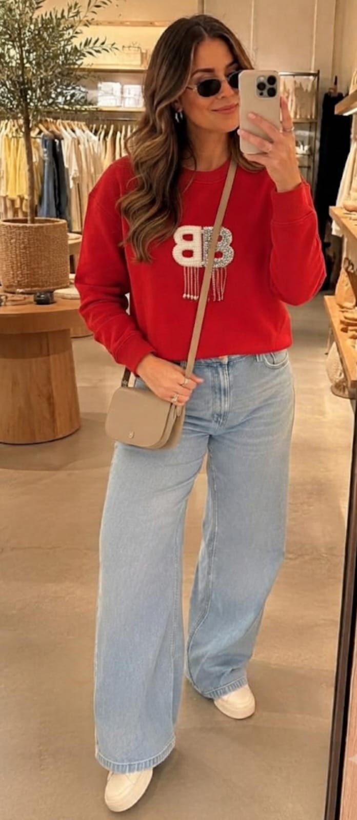 Elegant crewneck sweatshirt featuring a prominent double-B crystal and pearl-embellishement FT961