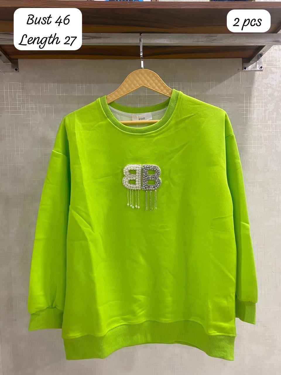 Elegant crewneck sweatshirt featuring a prominent double-B crystal and pearl-embellishement FT961