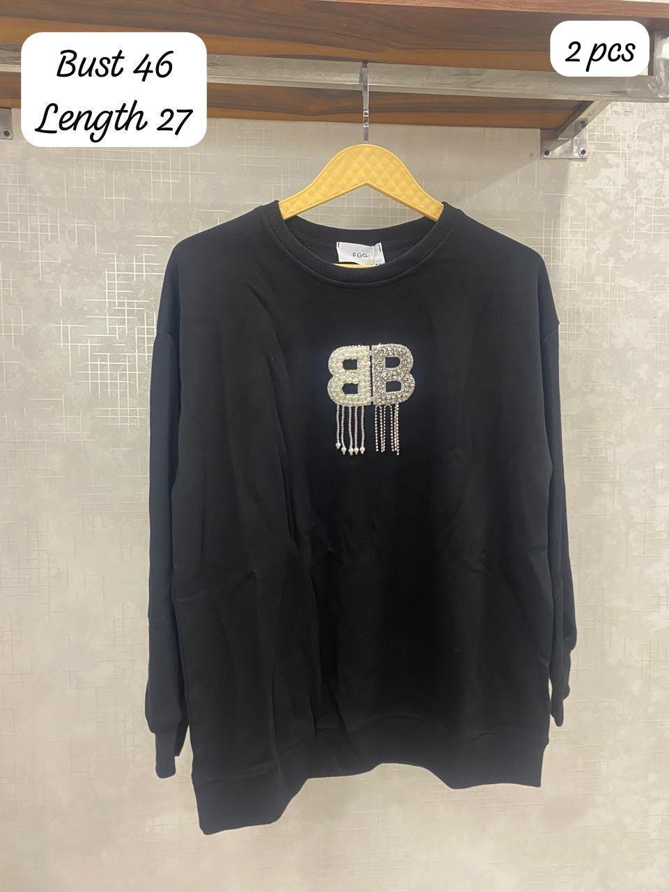 Elegant crewneck sweatshirt featuring a prominent double-B crystal and pearl-embellishement FT961