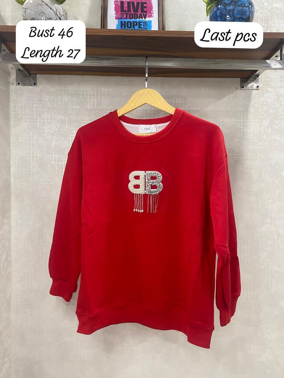 Elegant crewneck sweatshirt featuring a prominent double-B crystal and pearl-embellishement FT961