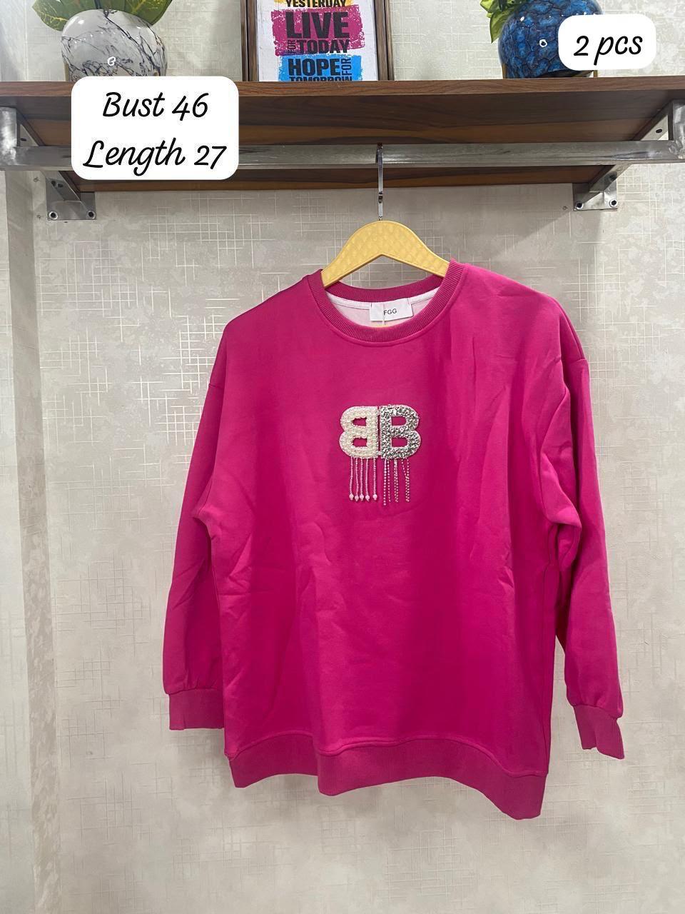Elegant crewneck sweatshirt featuring a prominent double-B crystal and pearl-embellishement FT961