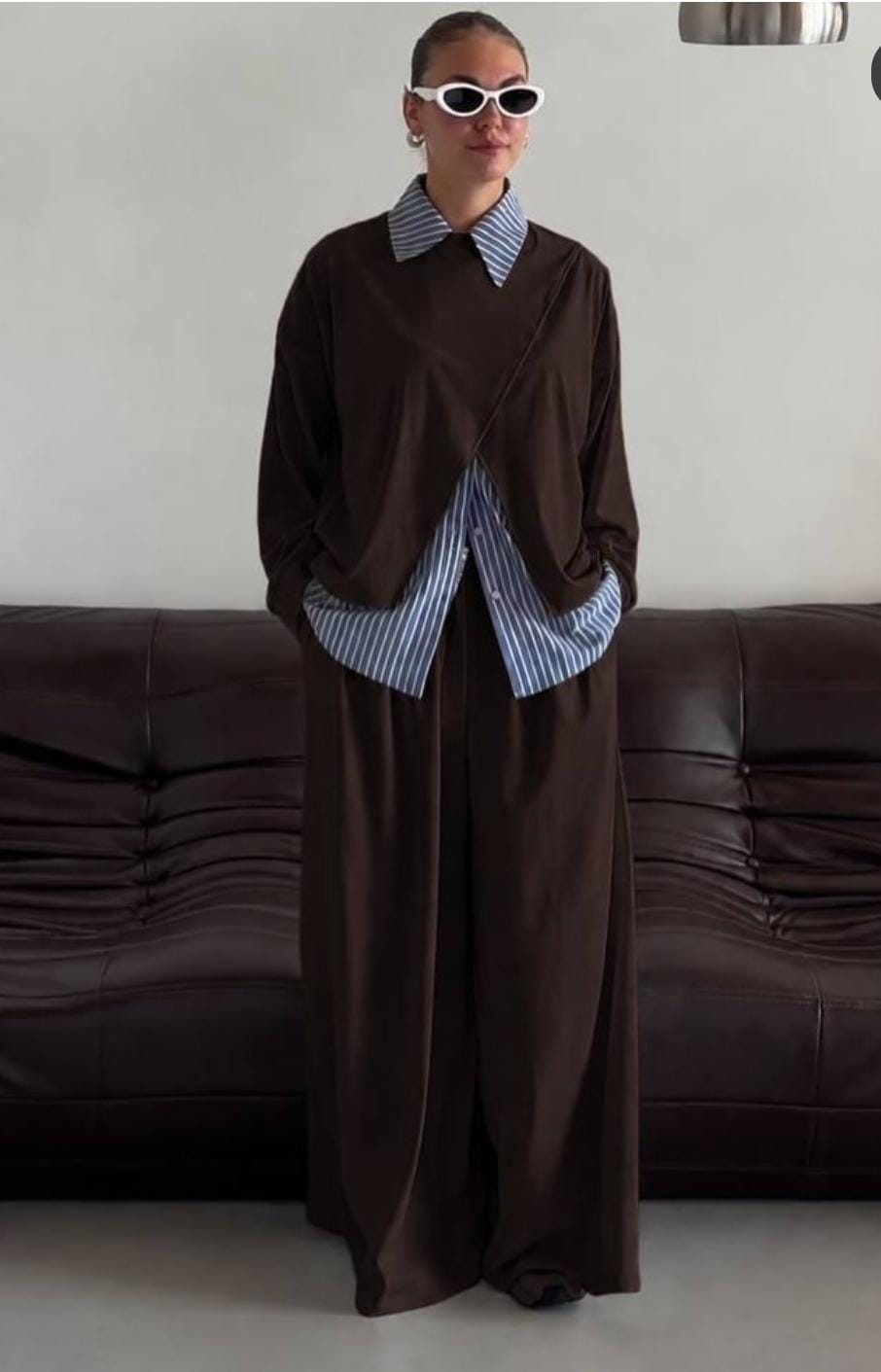 Elegant Set of a top over a blue-and-white striped button-down sleeveless shirt, paired with matching trousers FT968