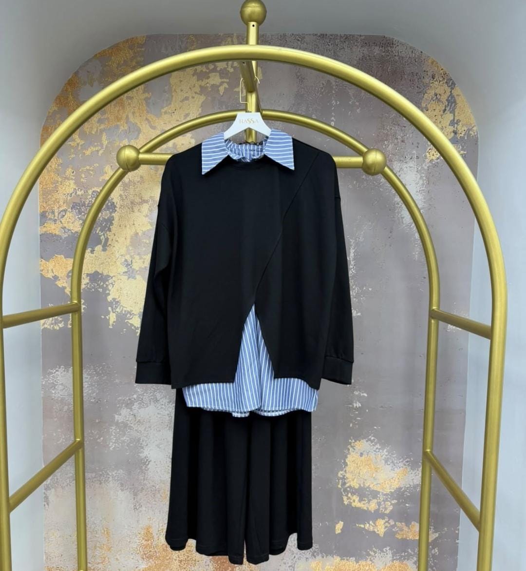 Elegant Set of a top over a blue-and-white striped button-down sleeveless shirt, paired with matching trousers FT968