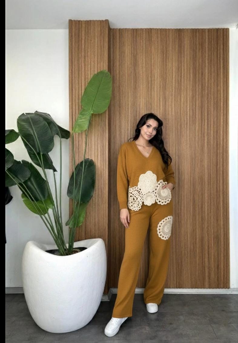 Artisan Woolen Crochet Detailed Set FT400