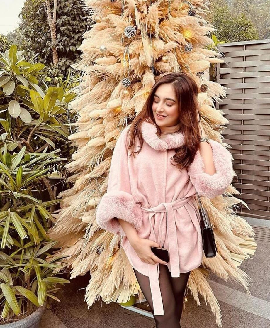 Beautiful Woollen Furr Cape With Belt FT005